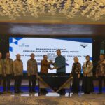 Direksi bank bjb dan PT Asuransi Bangun Askrida berfoto bersama usai penandatanganan Perjanjian Kerja Sama (PKS) Induk di Menara bjb, Bandung. (Foto: Dok. bank bjb via Warta Bela Negara)