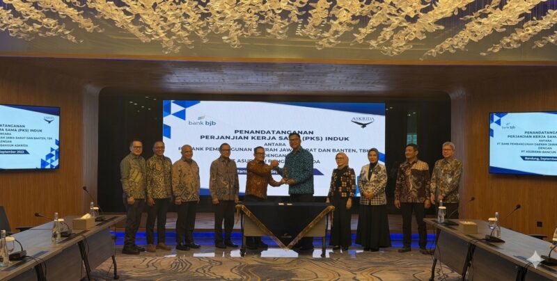 Direksi bank bjb dan PT Asuransi Bangun Askrida berfoto bersama usai penandatanganan Perjanjian Kerja Sama (PKS) Induk di Menara bjb, Bandung. (Foto: Dok. bank bjb via Warta Bela Negara)